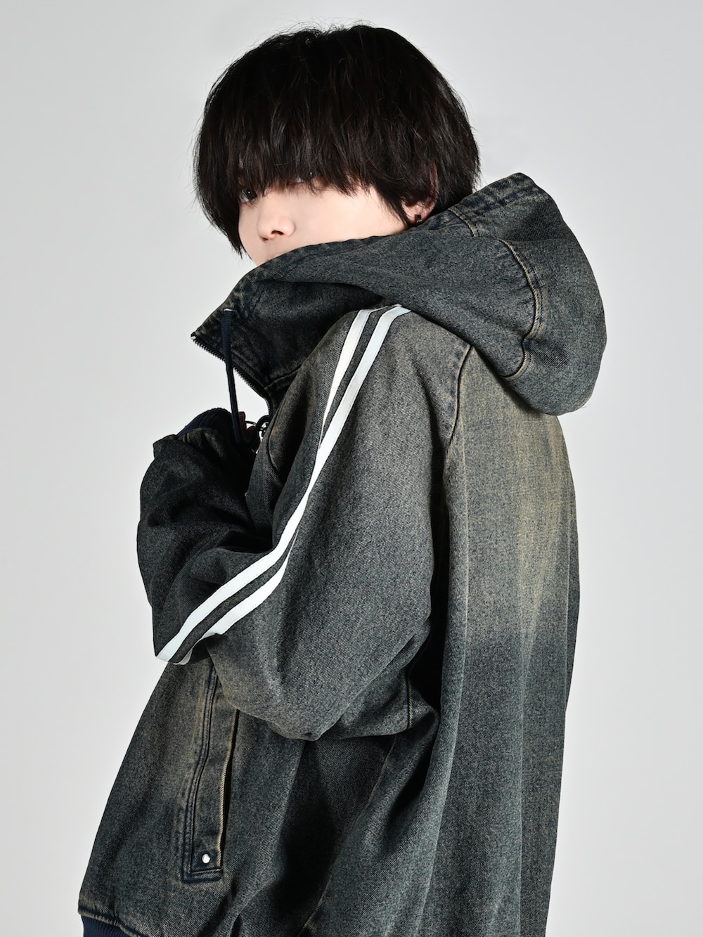 グレー系のタンクトップ、ブラック系のカーゴパンツ、ブラック系のスニーカーを着用したメンズの夏コーディネートの4枚目の写真