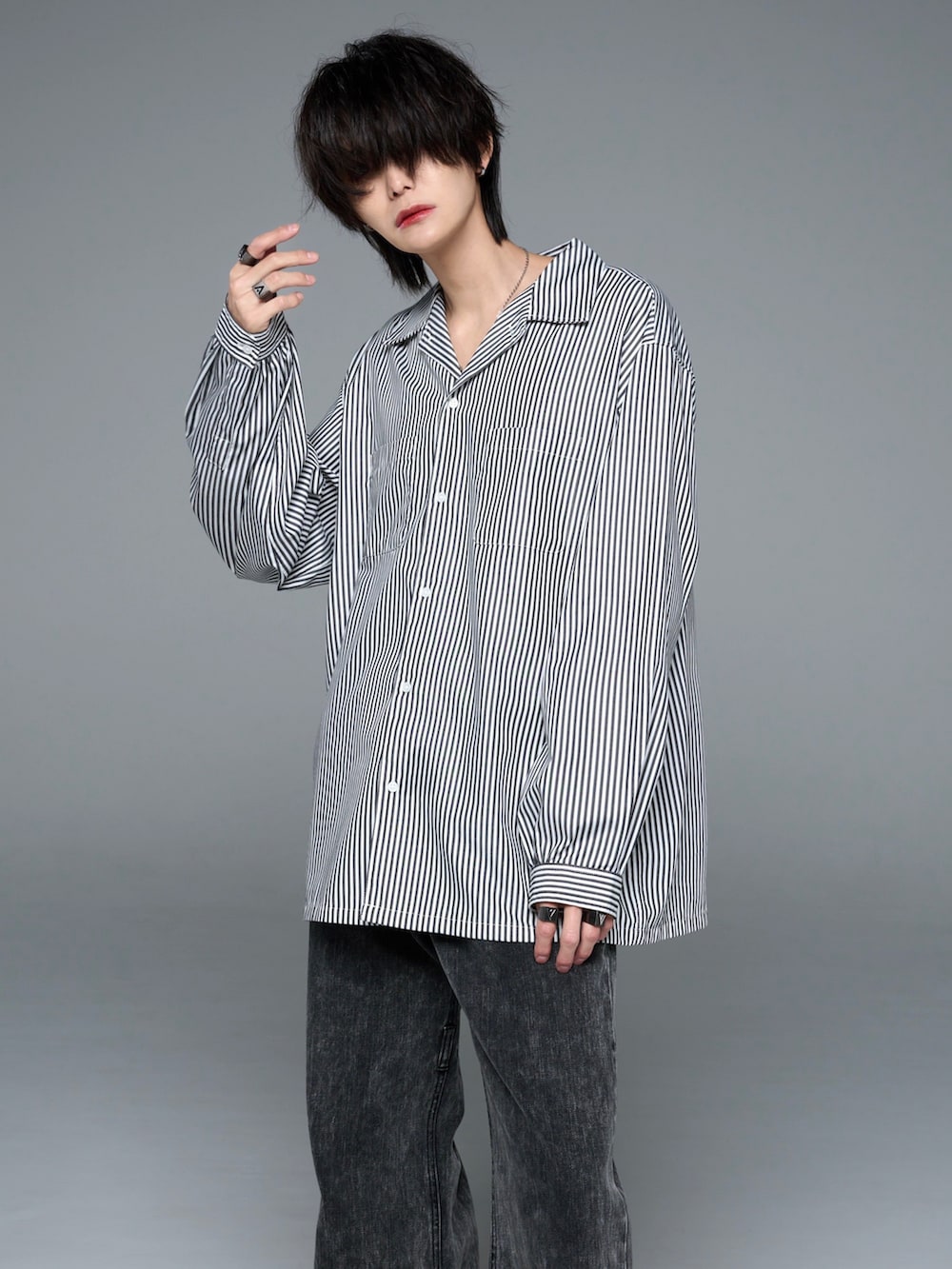 その他のシャツ/ブラウス、ブルー系のデニムパンツ、ブラック系のタンクトップを着用したメンズの秋コーディネートの2枚目の写真