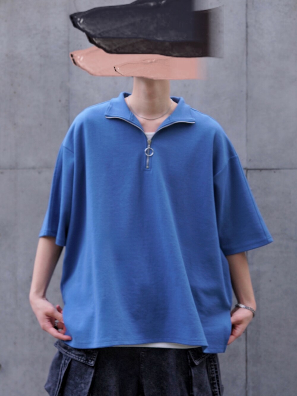 ブラック系のデニムパンツ、ホワイト系のスニーカー、ブラック系のショルダーバッグを着用したメンズの春コーディネートの4枚目の写真