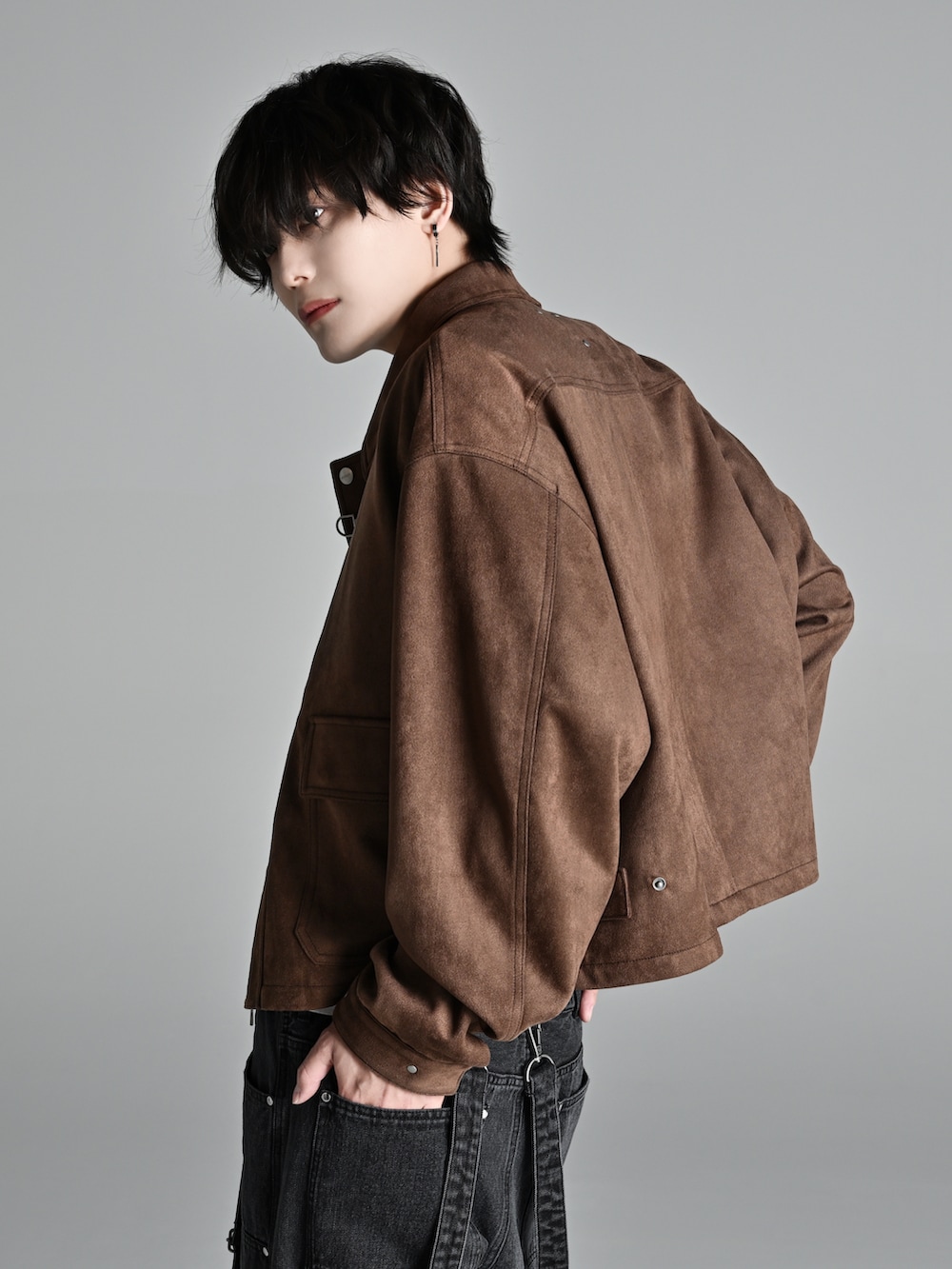 ブラック系のデニムパンツ、ブラック系のローファー、ブラウン系のブルゾンを着用したメンズの冬コーディネートの4枚目の写真