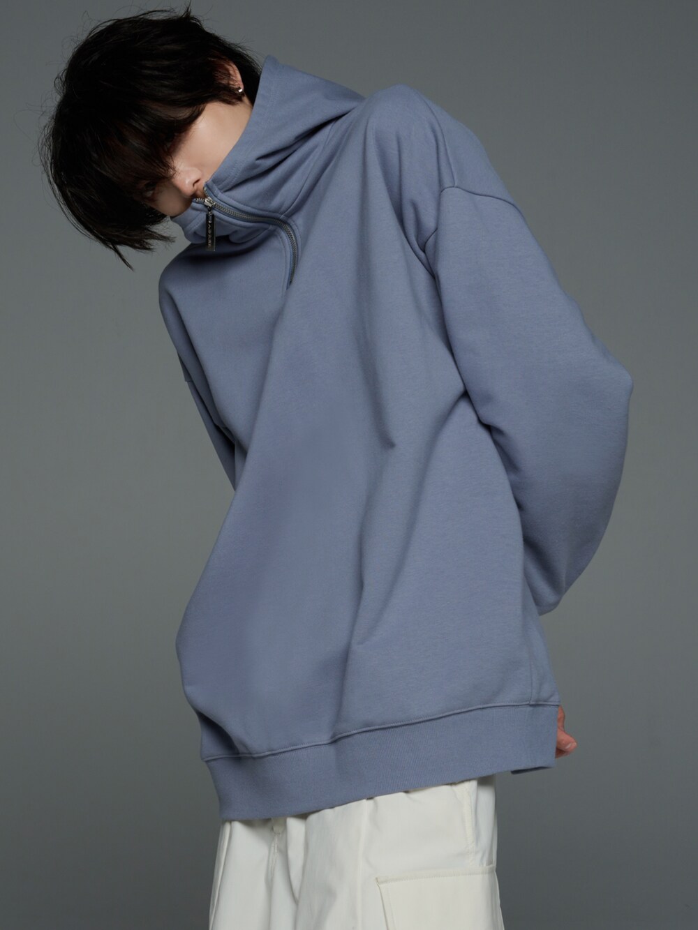 ホワイト系のカーゴパンツ、ホワイト系のスニーカー、グレー系のパーカーを着用したメンズの秋コーディネートの4枚目の写真