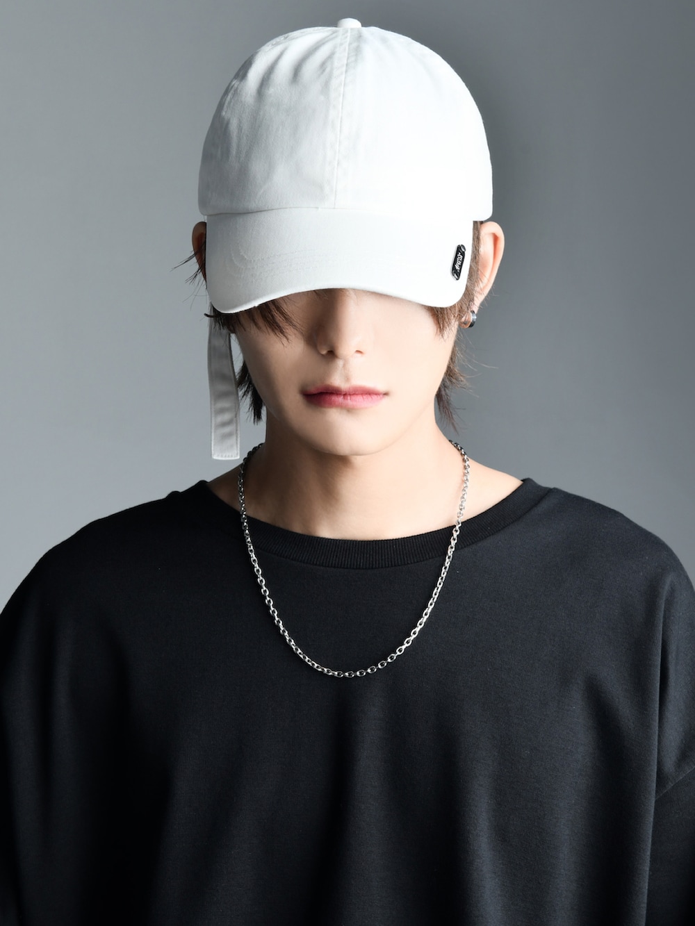 ホワイト系のデニムパンツ、ブラック系のTシャツ/カットソー、ブラック系のスニーカーを着用したメンズの夏コーディネートの3枚目の写真