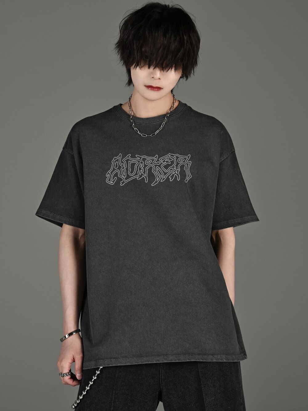 ブラック系のその他パンツ、ブラック系のブーツ、グレー系のTシャツ/カットソーを着用したメンズの春コーディネートの2枚目の写真