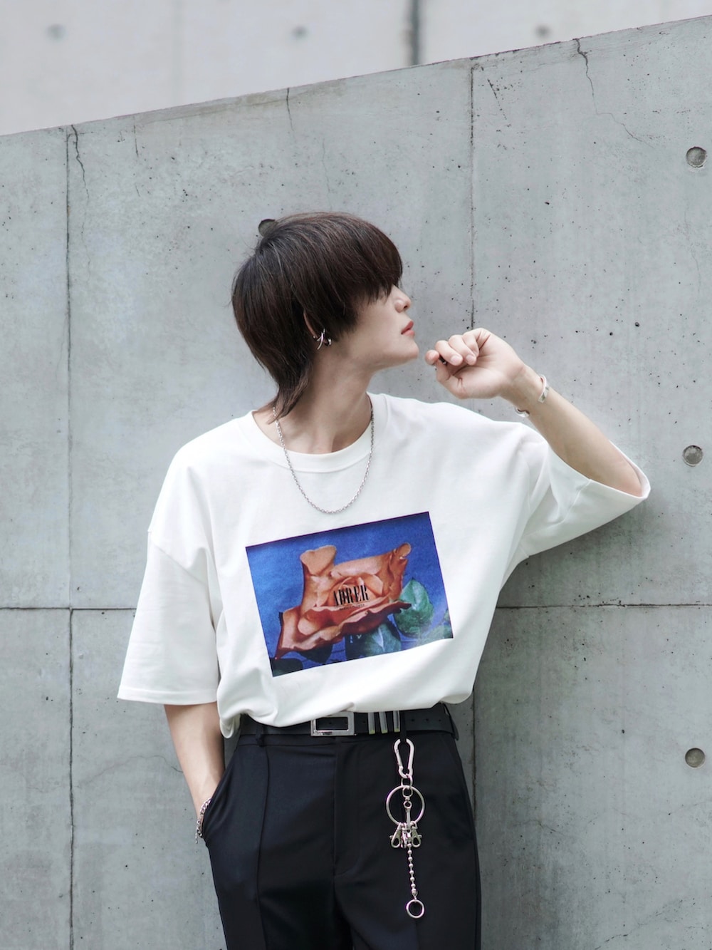 ホワイト系のTシャツ/カットソー、ブラック系のスラックス、ブラック系のブーツを着用したメンズの夏コーディネートの5枚目の写真