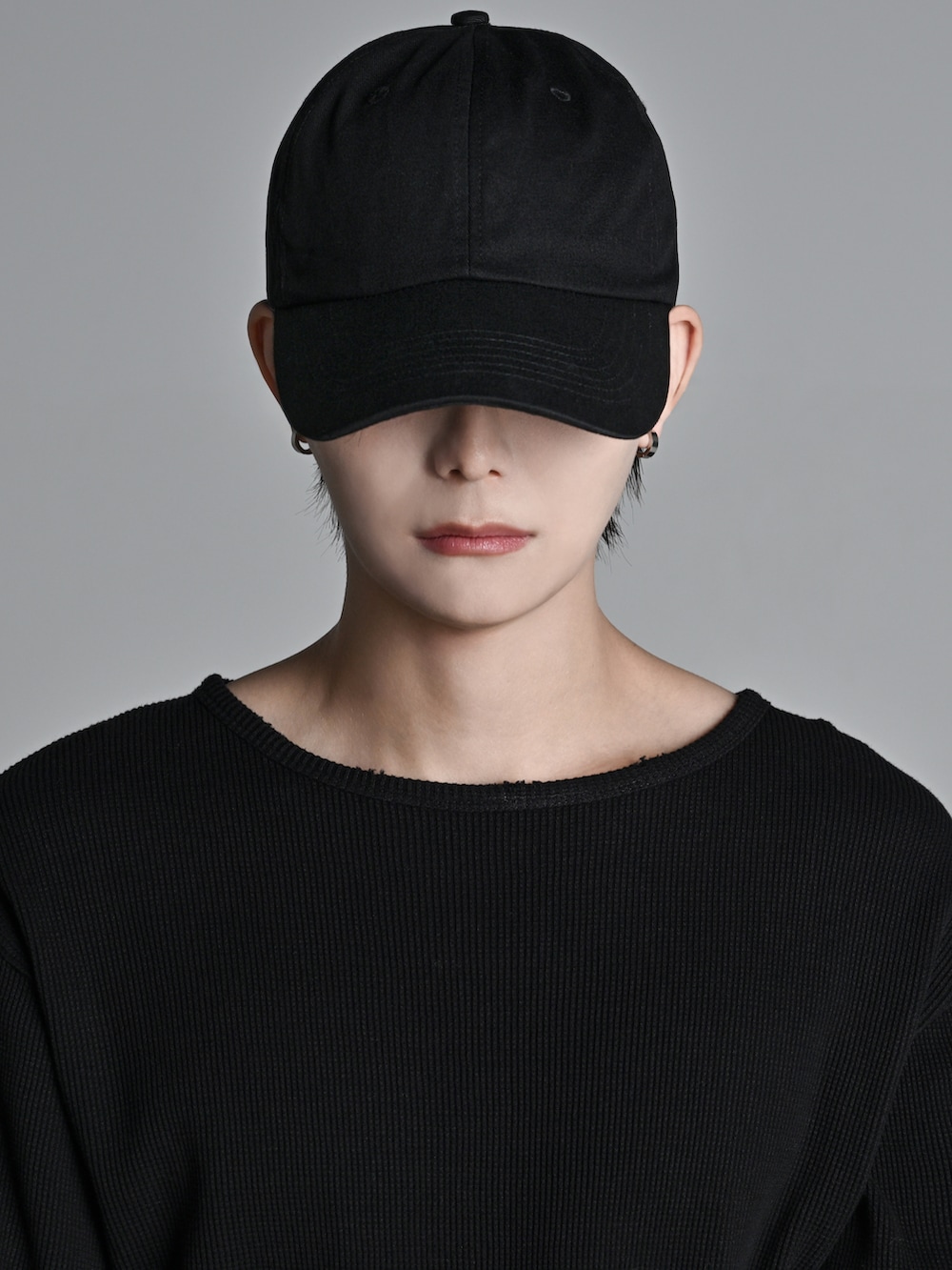 ブラック系のスニーカー、ブラック系のスウェット、ブラック系のその他パンツを着用したメンズの冬コーディネートの3枚目の写真