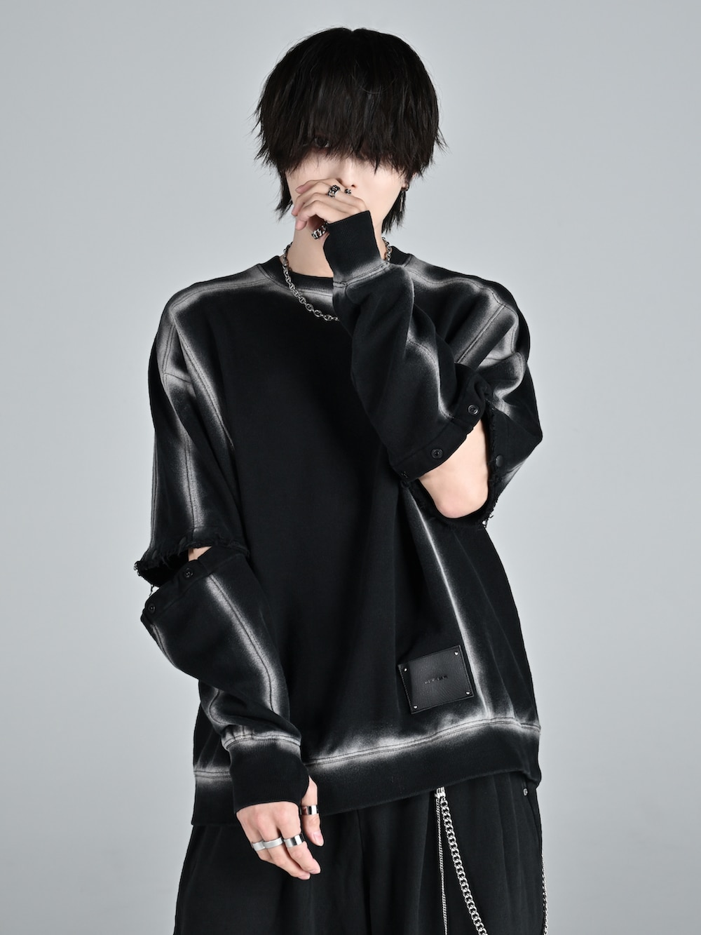 ホワイト系のスニーカー、ブラック系のスウェット、ブラック系のスウェットパンツを着用したメンズの秋コーディネートの3枚目の写真