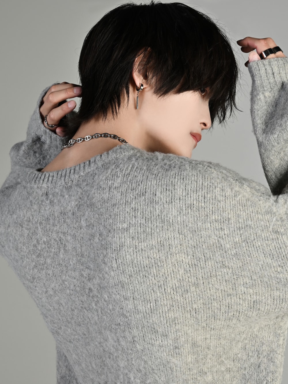 ブラック系のその他パンツ、ブラック系のショルダーバッグ、ブラック系のスニーカーを着用したメンズの秋コーディネートの4枚目の写真