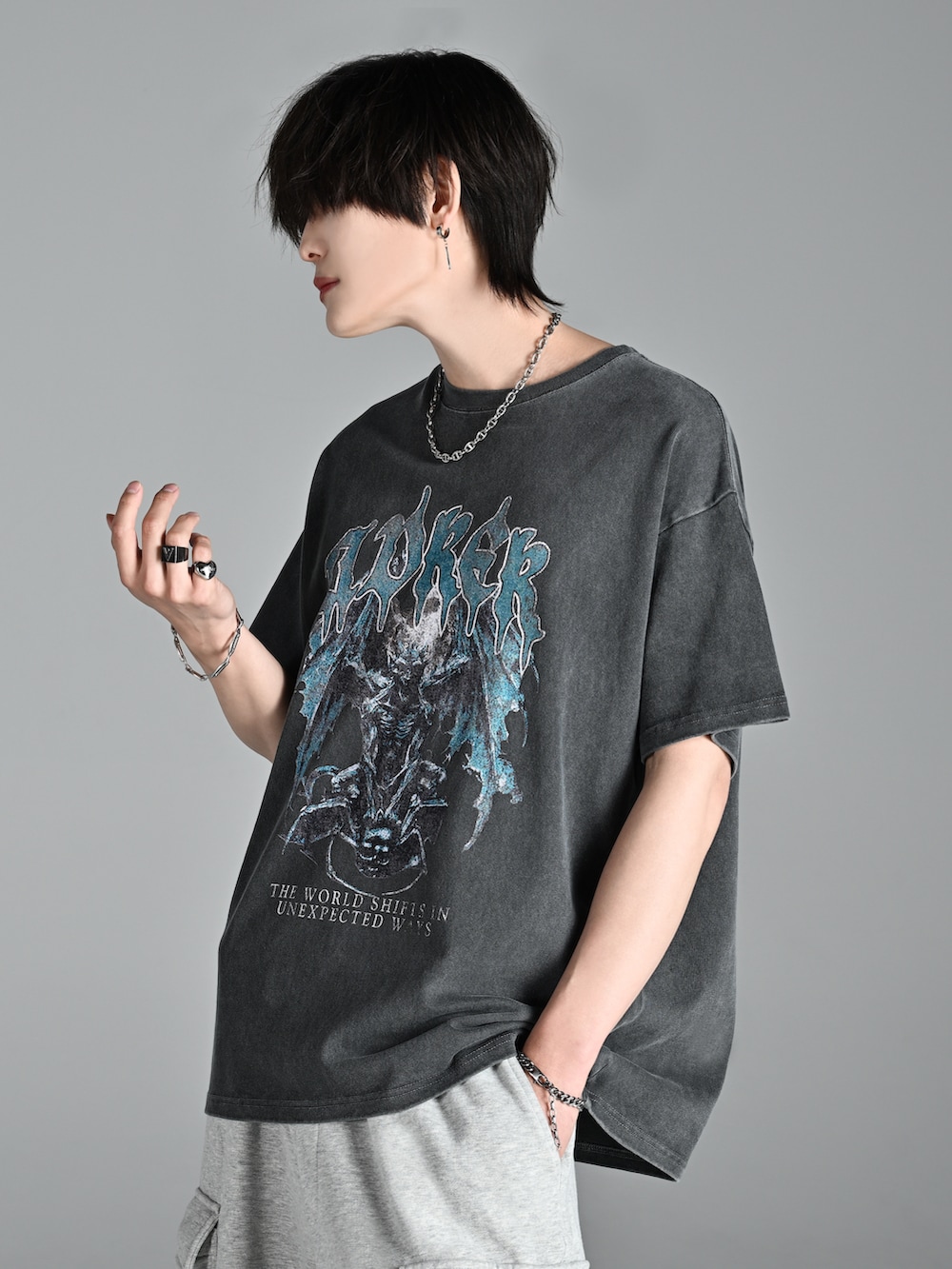 ブラック系のサンダル、グレー系のTシャツ/カットソー、グレー系のその他パンツを着用したメンズの夏コーディネートの3枚目の写真