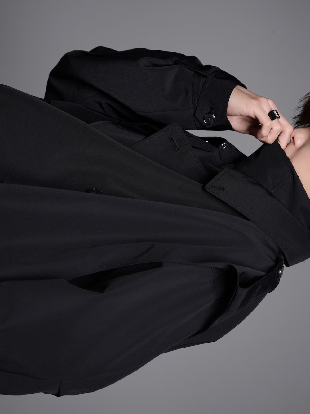 ブラック系のニット/セーター、ブラック系のデニムパンツ、ブラック系のデニムパンツを着用したメンズの冬コーディネートの5枚目の写真