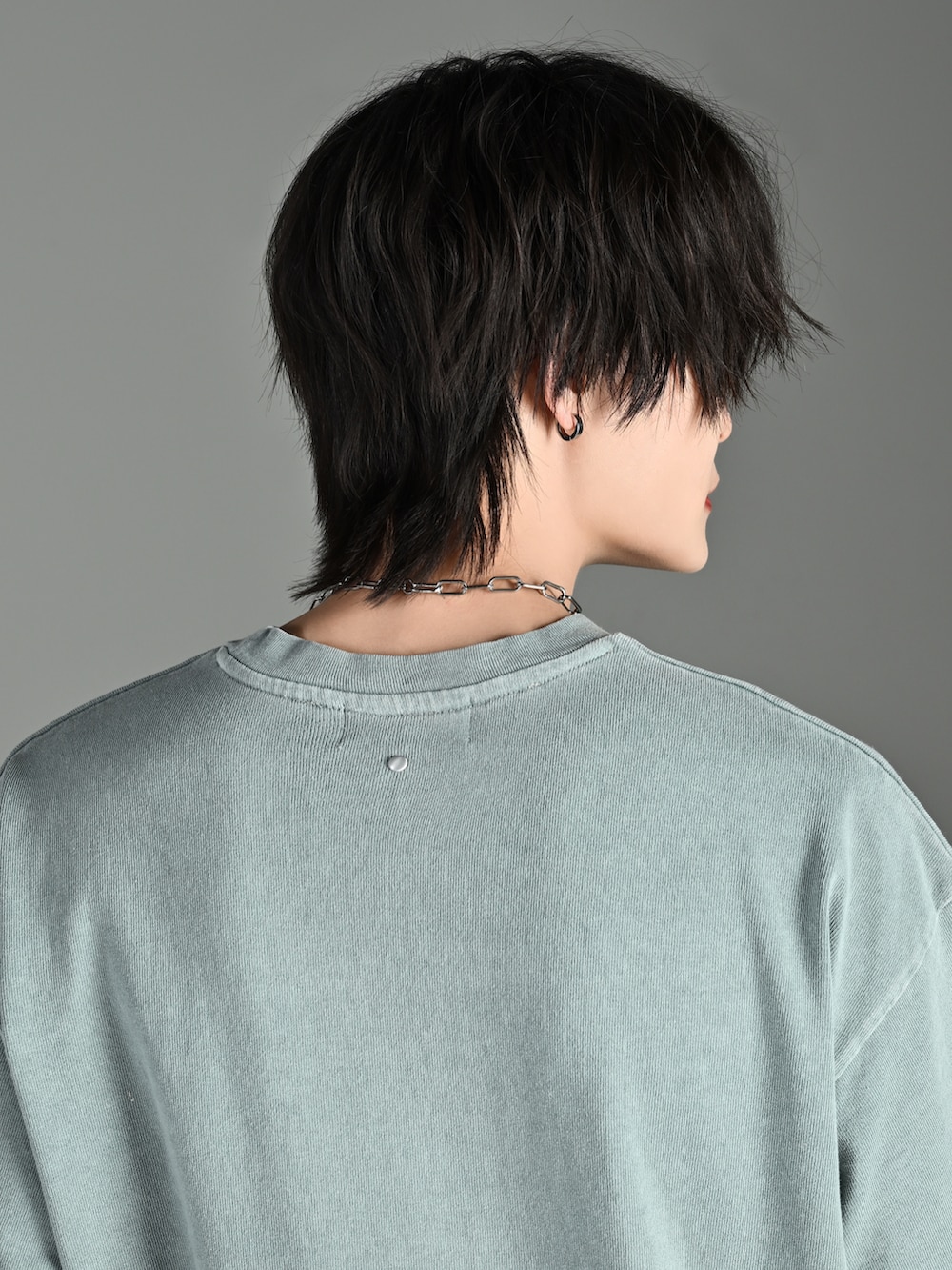 ブラック系のショルダーバッグ、グリーン系のTシャツ/カットソー、ブラック系のサンダルを着用したメンズの夏コーディネートの3枚目の写真