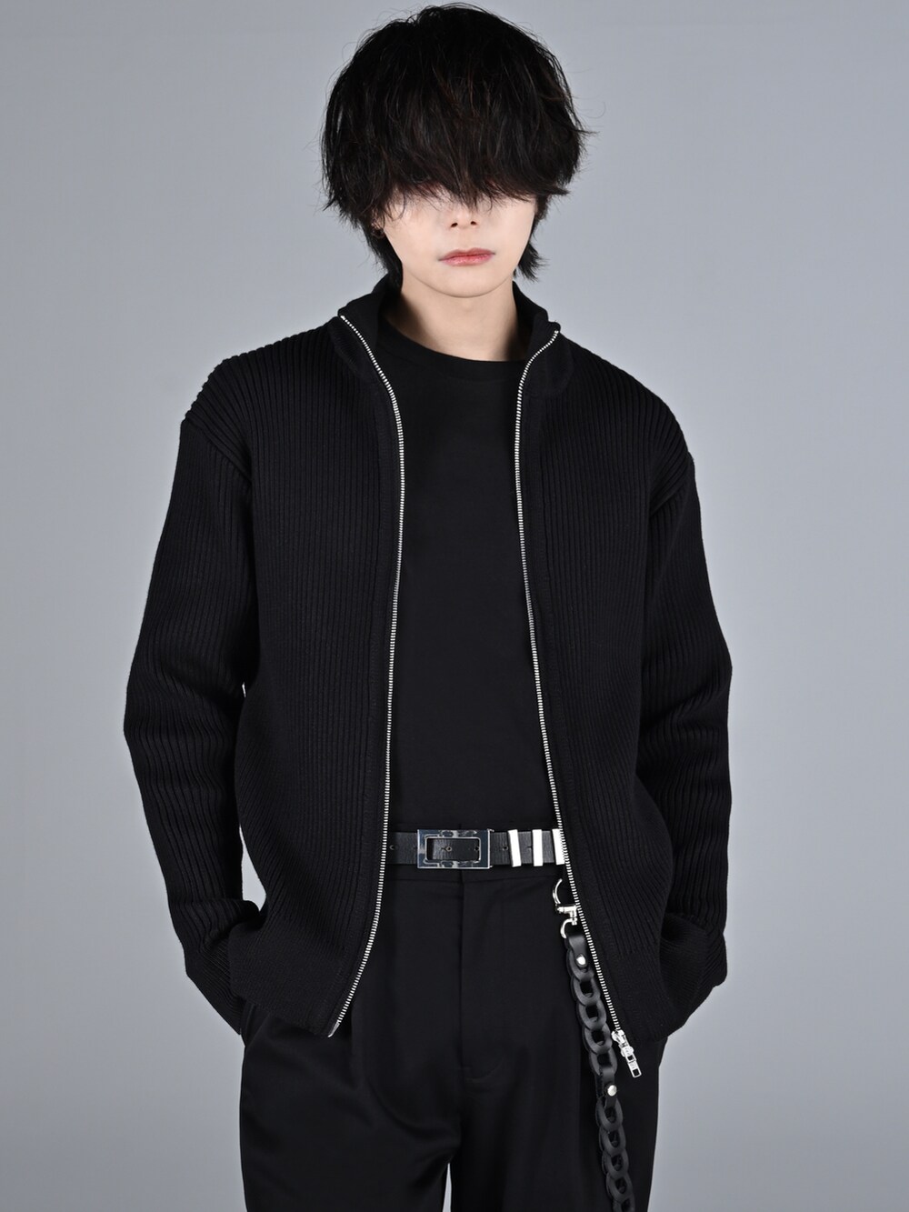 ブラック系のニット/セーター、ブラック系のブーツ、ブラック系のニット/セーターを着用したメンズの冬コーディネートの5枚目の写真