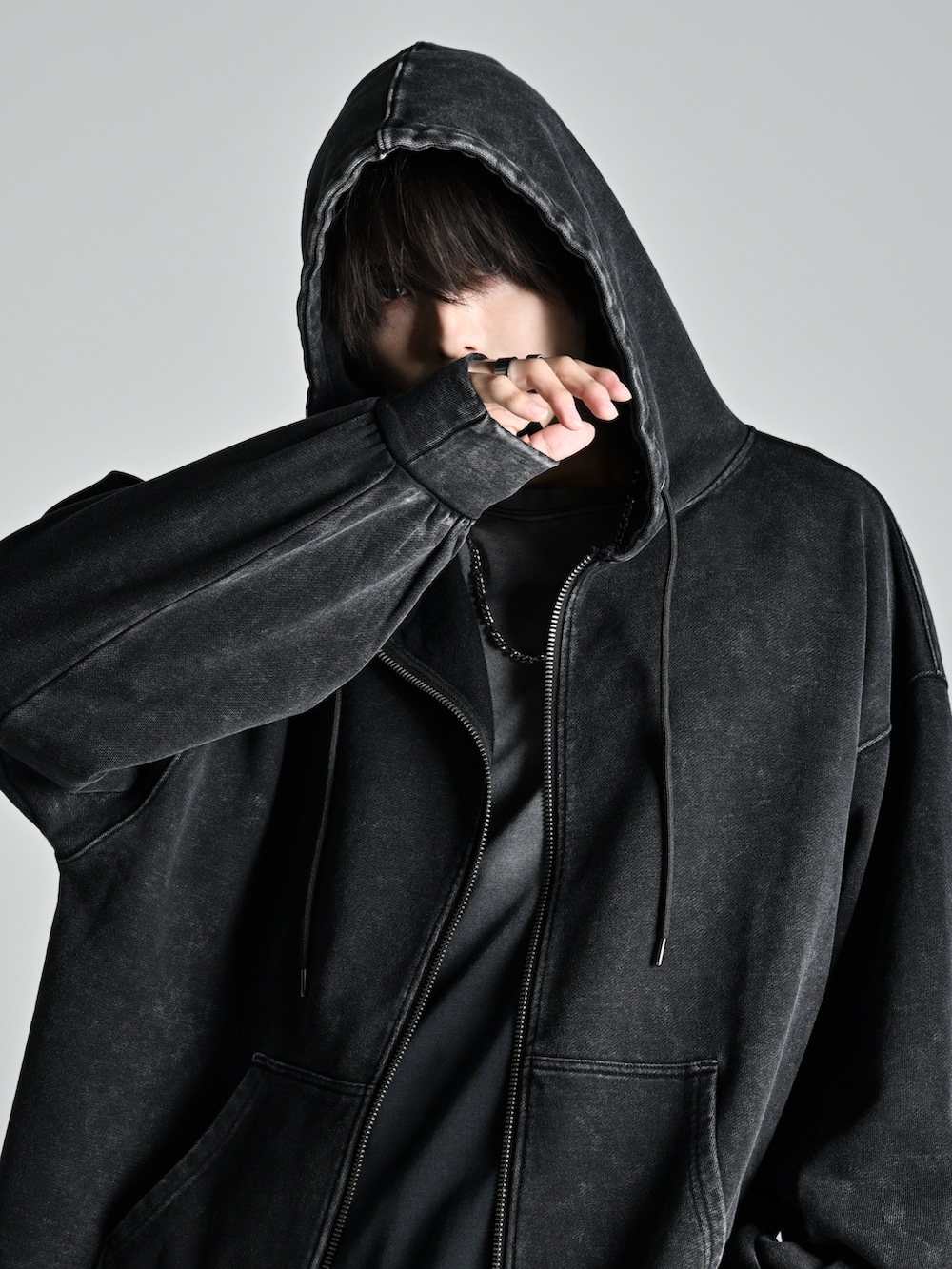 ブラック系のパーカー、ブラック系のその他パンツ、ブラック系のバッグを着用したメンズの秋コーディネートの4枚目の写真