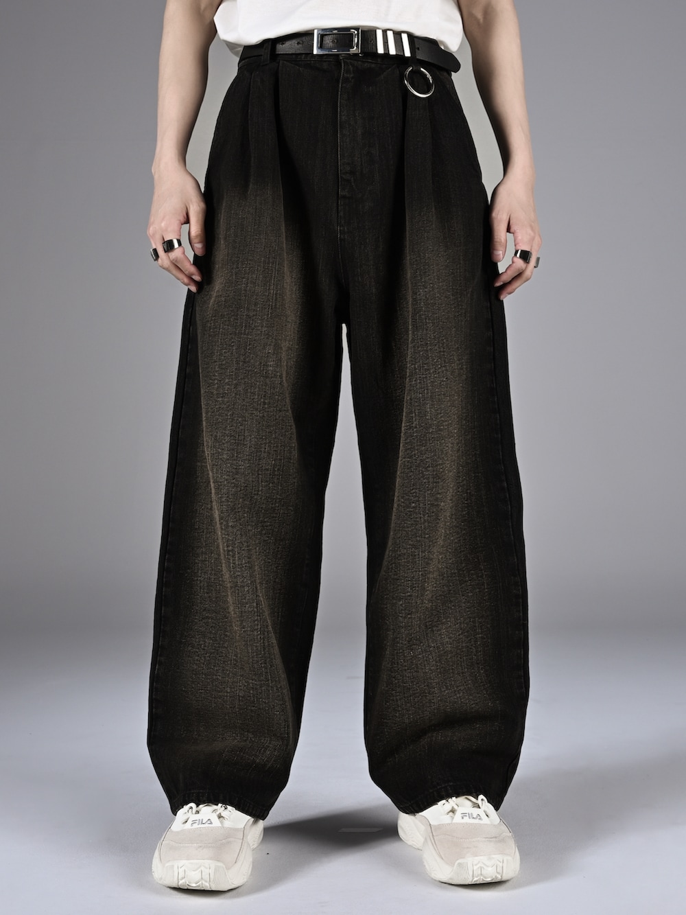 ブラック系のブーツ、ブラック系のショルダーバッグ、ホワイト系のTシャツ/カットソーを着用したメンズの秋コーディネートの3枚目の写真