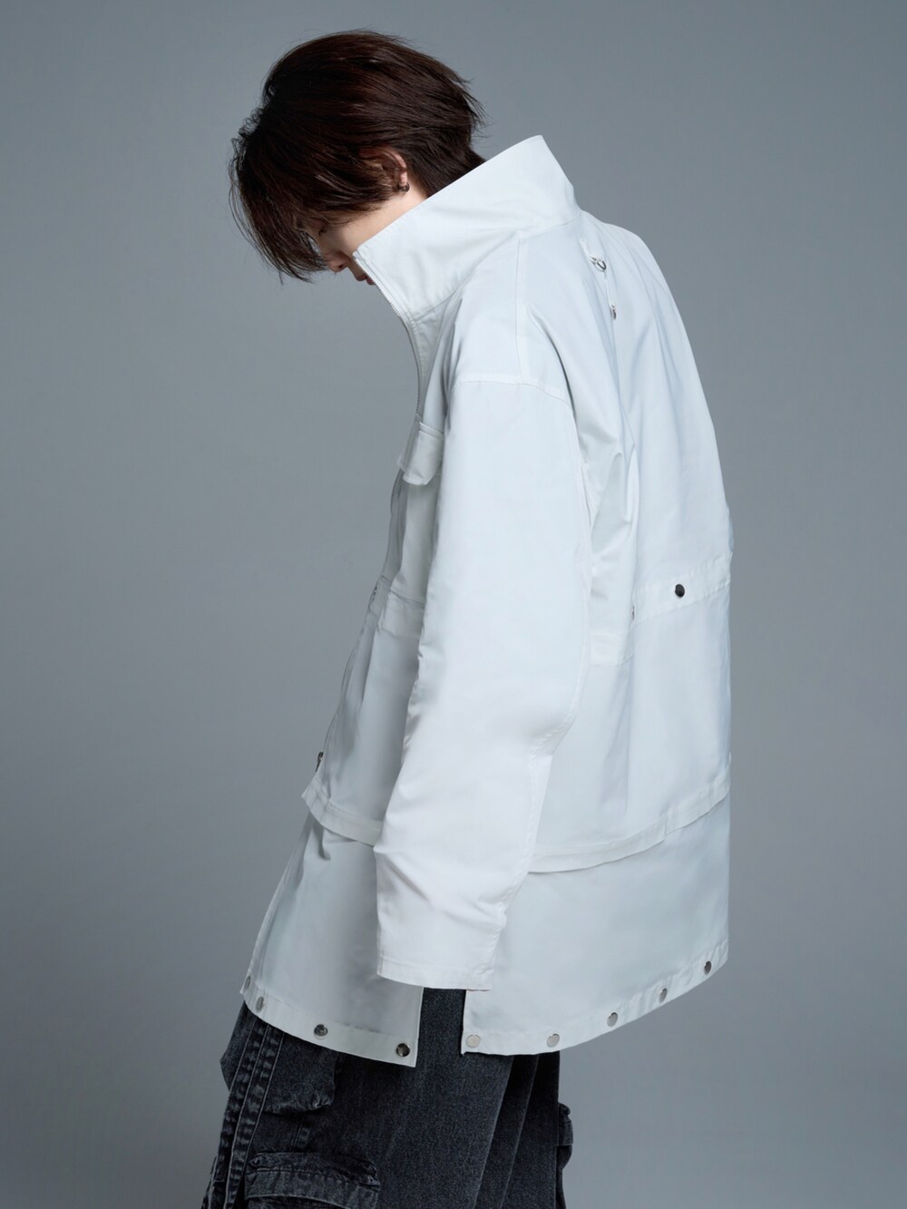 ブラック系のTシャツ/カットソー、ブラック系のカーゴパンツ、ブラック系のブーツを着用したメンズの春コーディネートの4枚目の写真