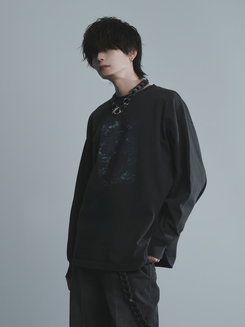 ブラック系のブーツ、ブラック系のTシャツ/カットソー、ブラック系のその他パンツを着用したメンズの冬コーディネートの3枚目の写真