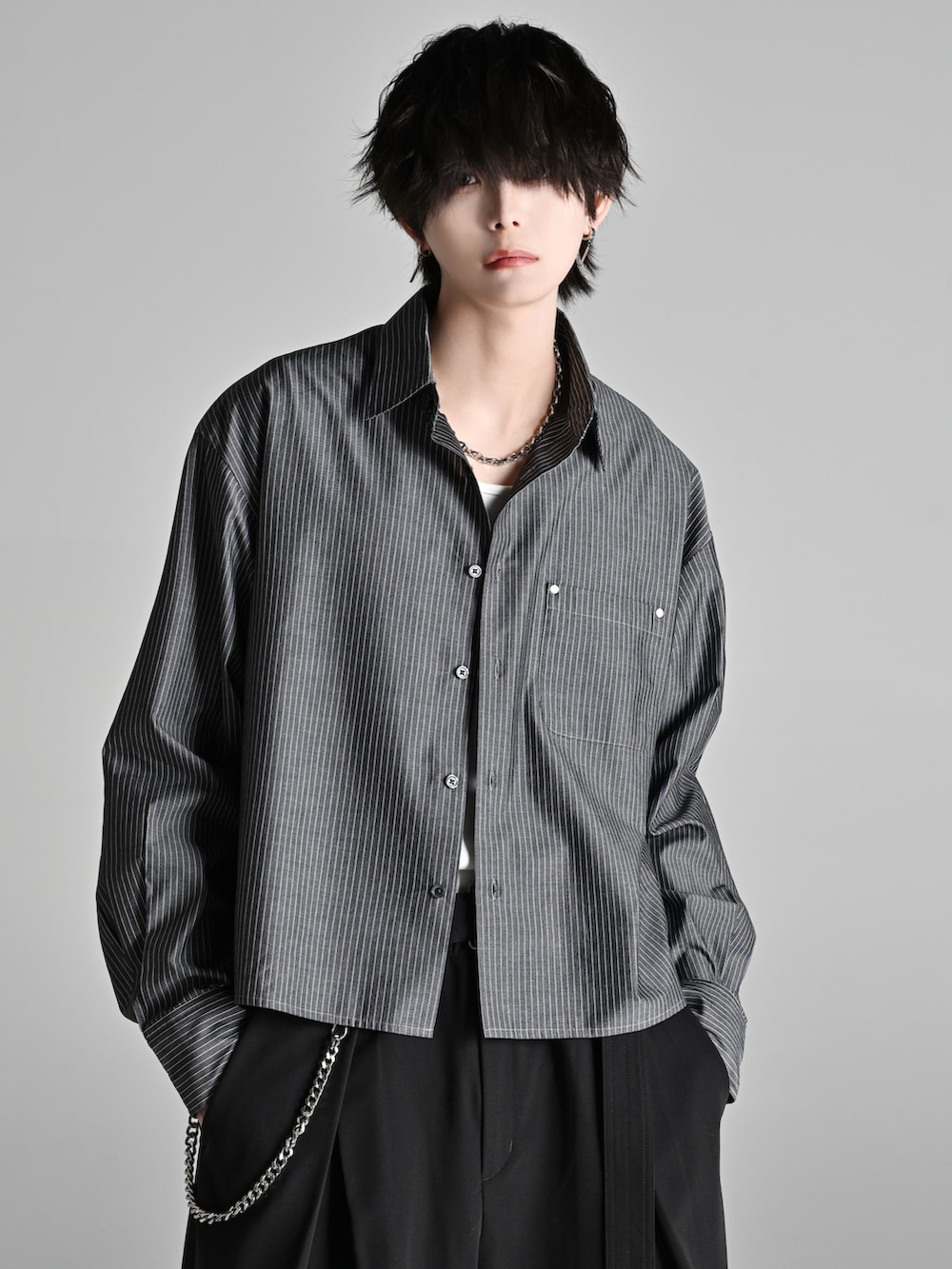 ブラック系のシャツ/ブラウス、ブラック系のスラックス、シルバー系のネックレスを着用したメンズの冬コーディネートの2枚目の写真