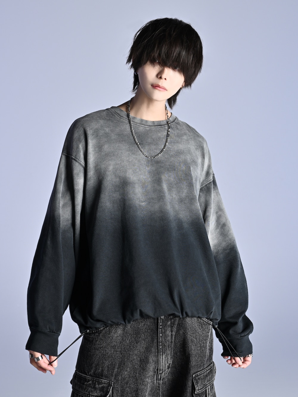 ブラック系のカーゴパンツ、ブラック系のバッグ、ブラック系のスニーカーを着用したメンズの秋コーディネートの3枚目の写真