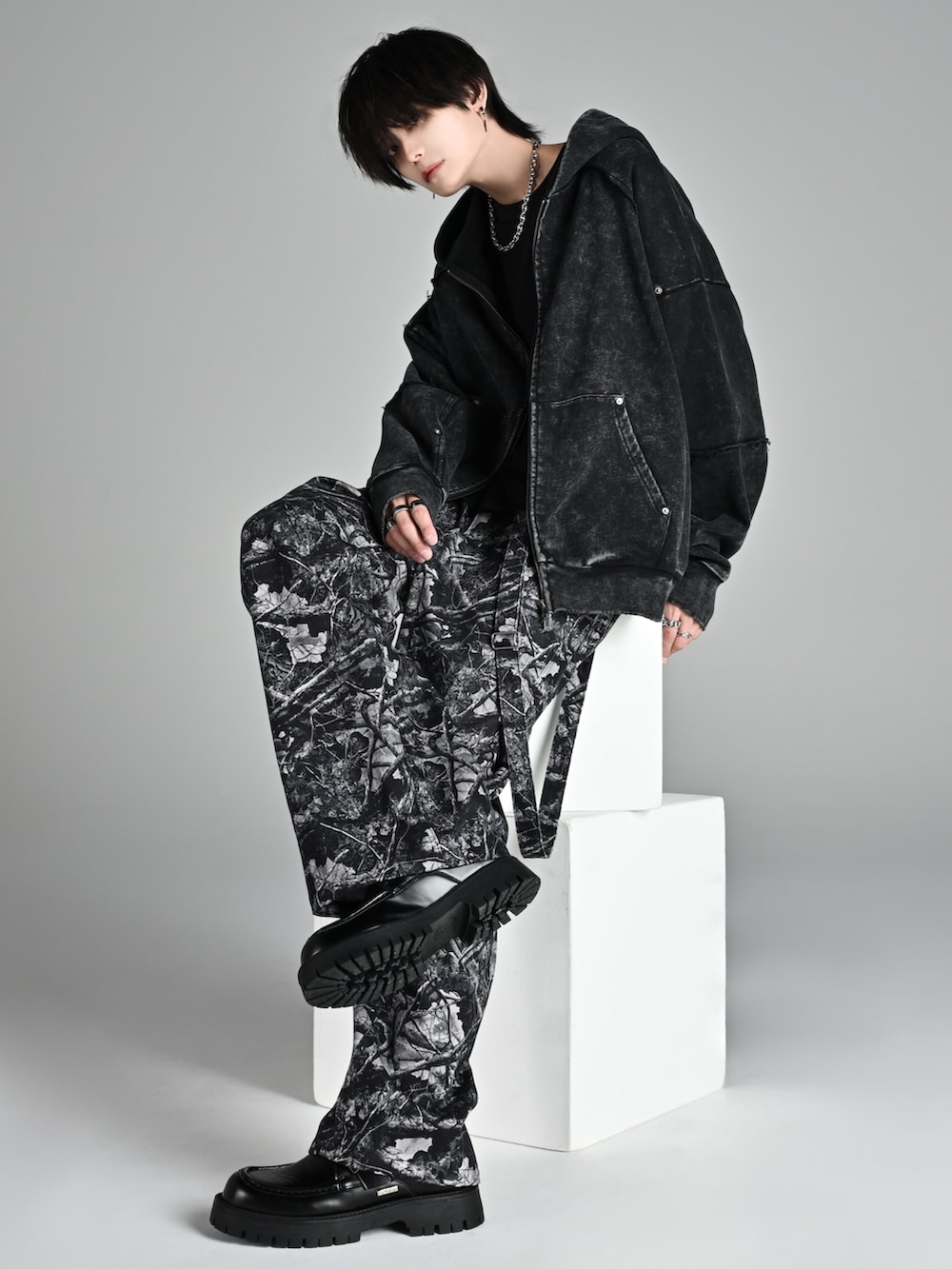 ブラック系のデニムジャケット、ブラック系のデニムパンツ、ブラック系のスニーカーを着用したメンズの冬コーディネートの4枚目の写真