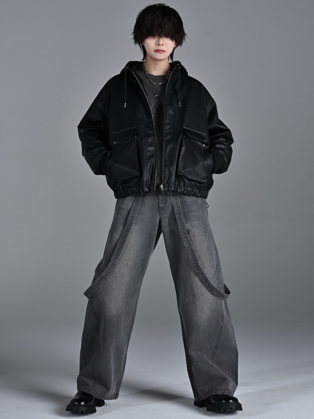 ブラック系のブーツ、ブラック系のブルゾン、グレー系のデニムパンツを着用したメンズの冬コーディネートの2枚目の写真