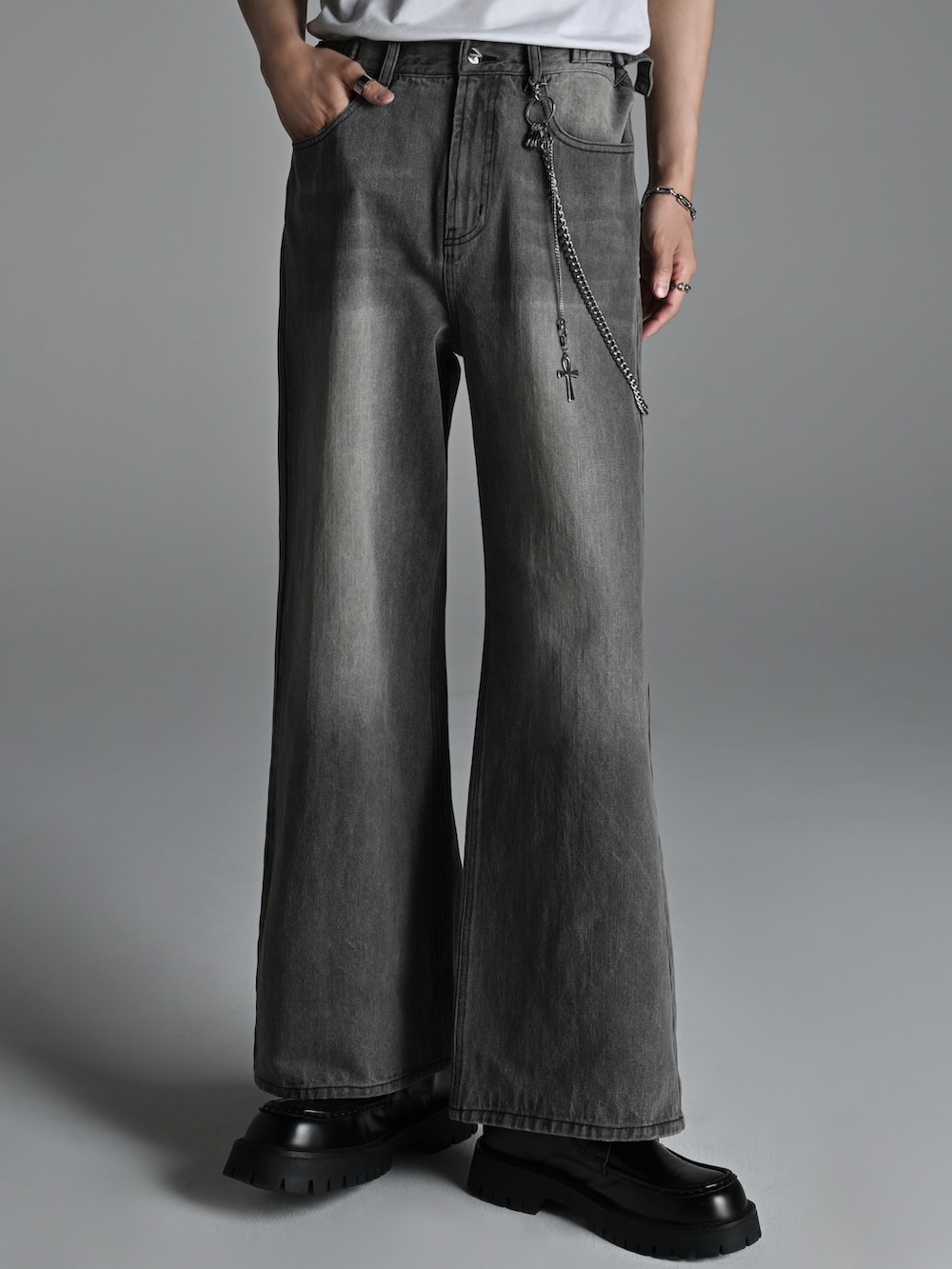 ブラック系のテーラードジャケット、グレー系のデニムパンツ、ブラック系のローファーを着用したメンズの秋コーディネートの5枚目の写真