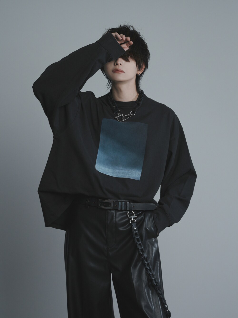 ブラック系のブーツ、ブラック系のTシャツ/カットソー、ブルー系のショルダーバッグを着用したメンズの夏コーディネートの4枚目の写真
