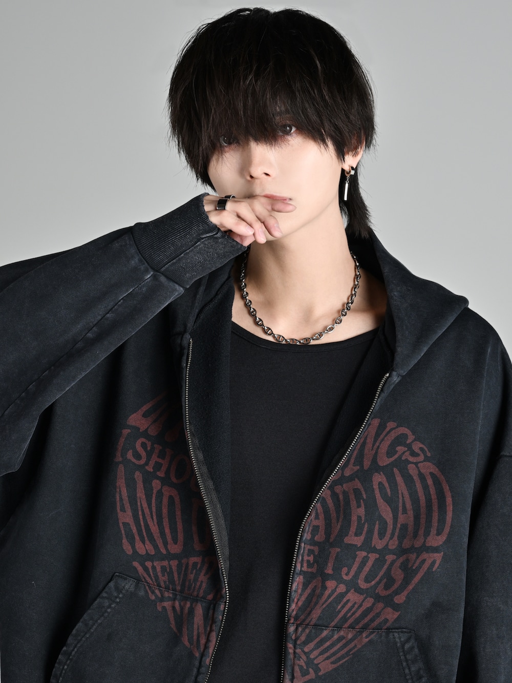 レッド系のタンクトップ、ブラック系のその他パンツ、ブラック系のスニーカーを着用したメンズの秋コーディネートの2枚目の写真