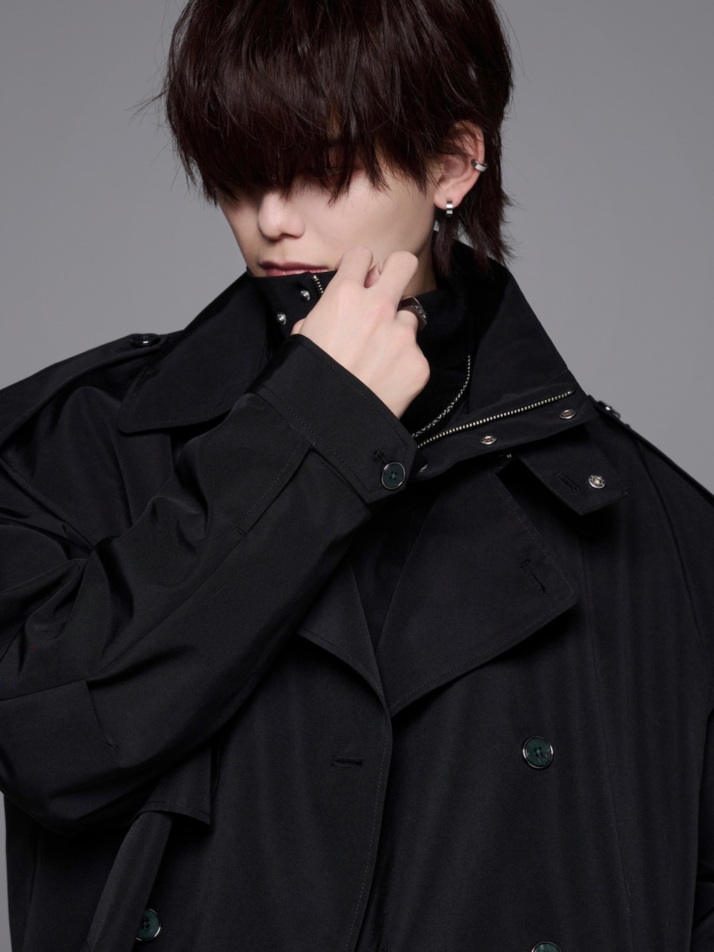 ブラック系のニット/セーター、ブラック系のデニムパンツ、ブラック系のデニムパンツを着用したメンズの冬コーディネートの4枚目の写真