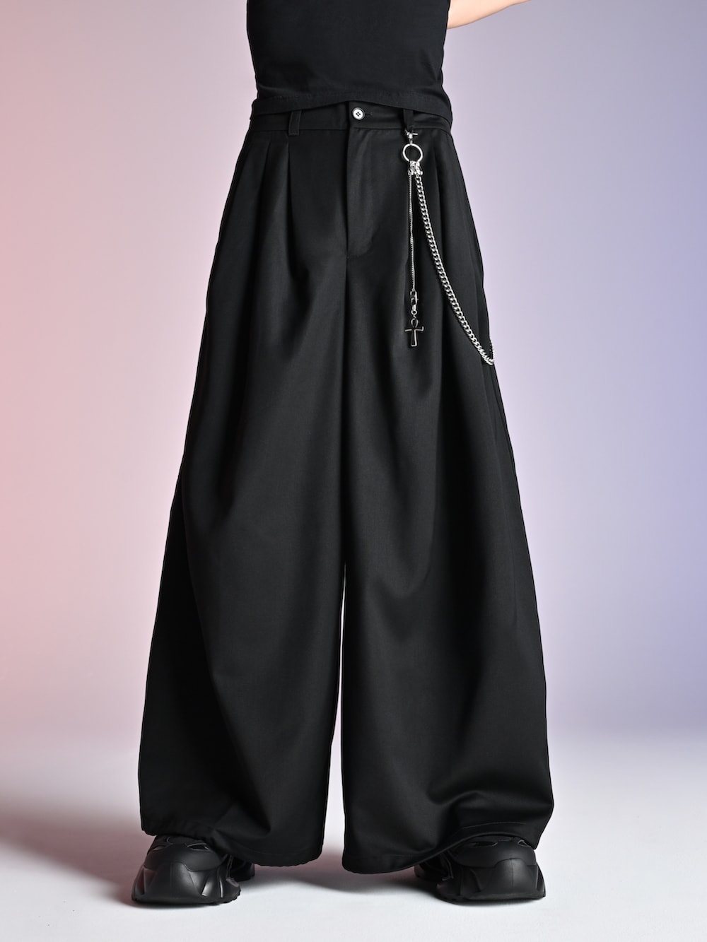 ベージュ系のブーツ、ホワイト系のTシャツ/カットソー、ブラック系のスラックスを着用したメンズの冬コーディネートの3枚目の写真