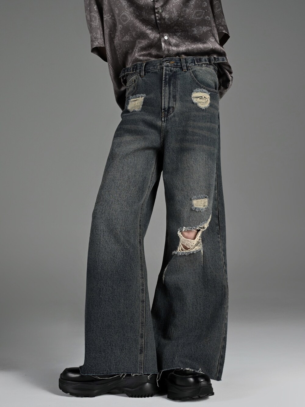 ブラック系のスニーカー、ブラック系のショルダーバッグ、ブラック系のシャツ/ブラウスを着用したメンズの春コーディネートの2枚目の写真