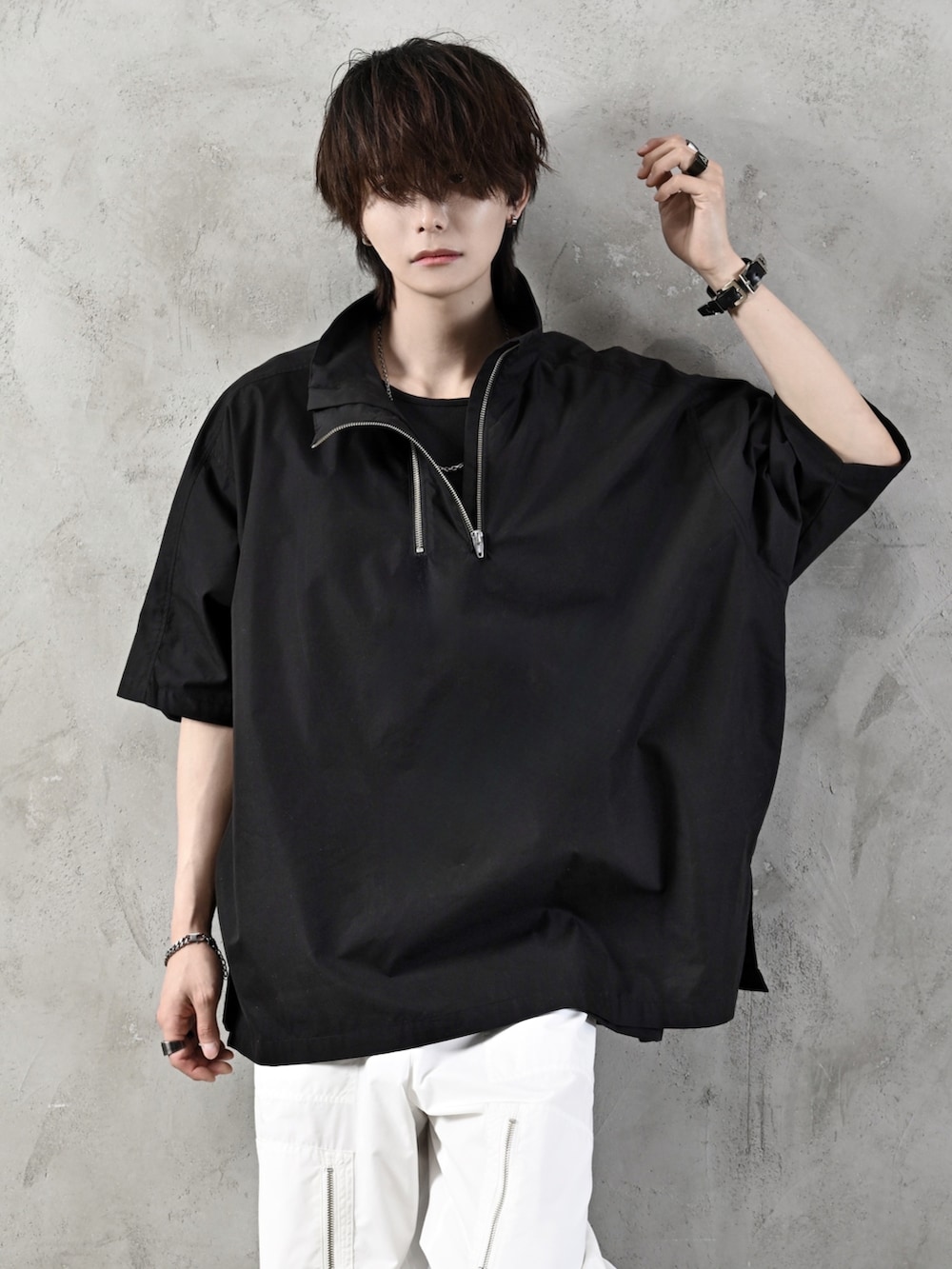 ブラック系のショルダーバッグ、ブラック系のシャツ/ブラウス、ホワイト系のカーゴパンツを着用したメンズの春コーディネートの2枚目の写真