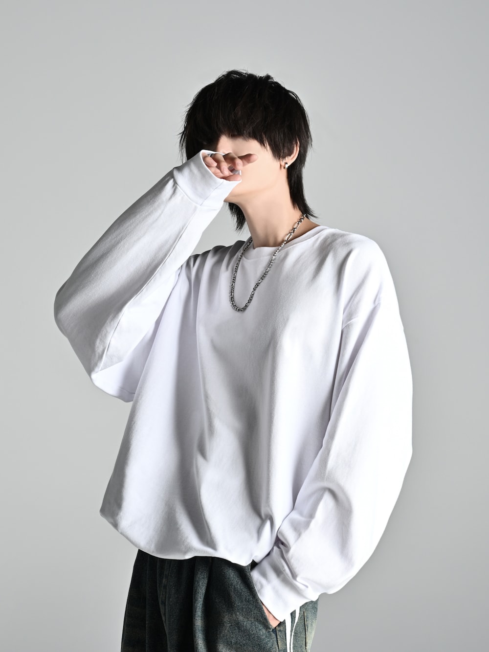 ベージュ系のブーツ、ホワイト系のTシャツ/カットソー、ブラック系のスラックスを着用したメンズの冬コーディネートの2枚目の写真