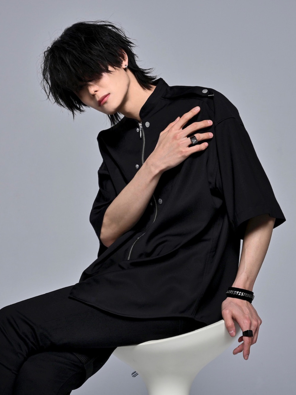 ブラック系のデニムパンツ、ブラック系のブーツ、ブラック系のミリタリージャケットを着用したメンズの夏コーディネートの2枚目の写真