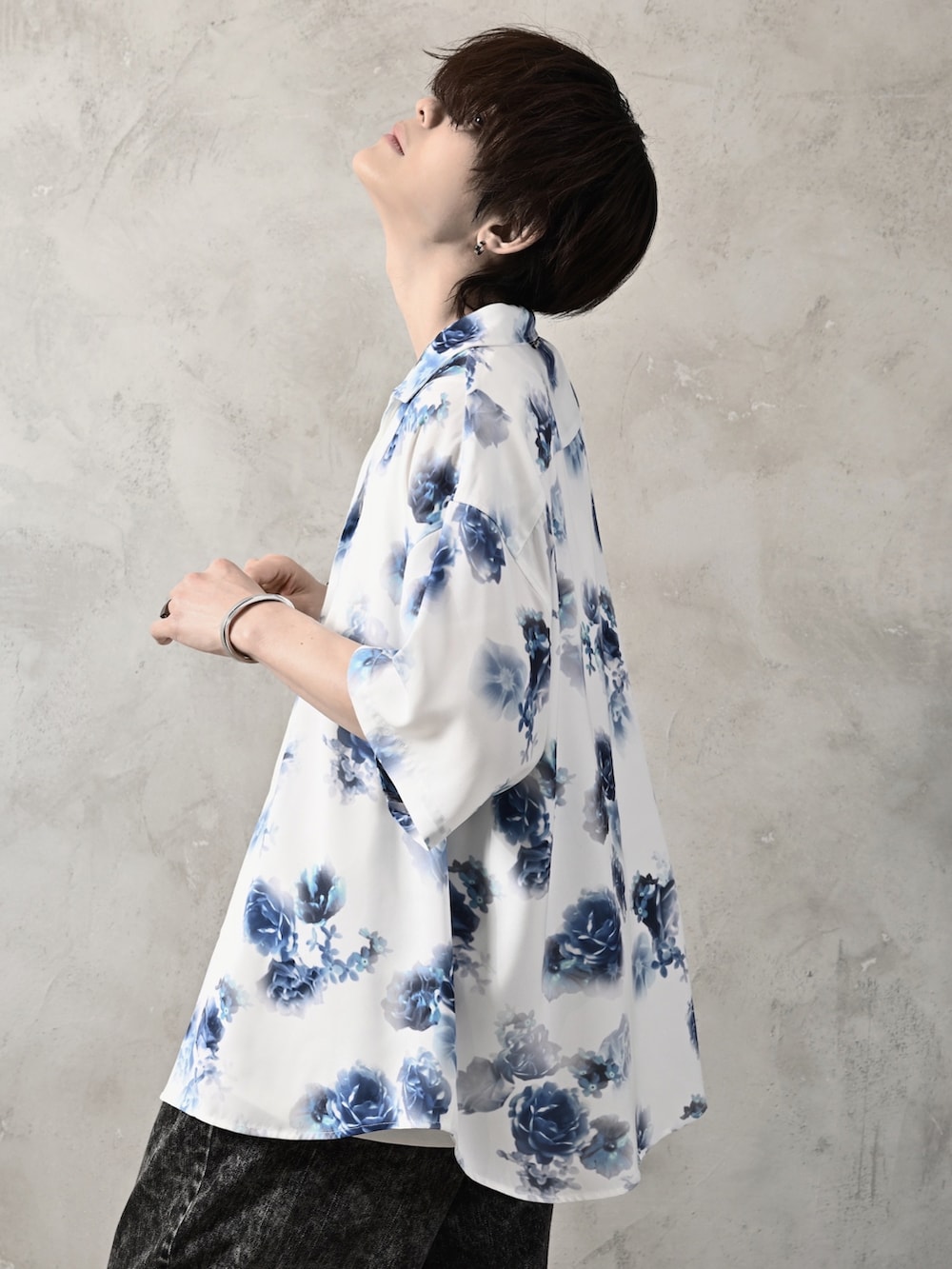 ホワイト系のタンクトップ、ブラック系のデニムパンツ、ブラック系のショルダーバッグを着用したメンズの春コーディネートの4枚目の写真