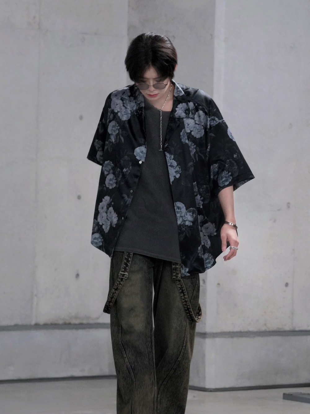 ブラック系のブーツ、ブルー系のデニムパンツ、ブラック系のシャツ/ブラウスを着用したメンズの春コーディネートの2枚目の写真