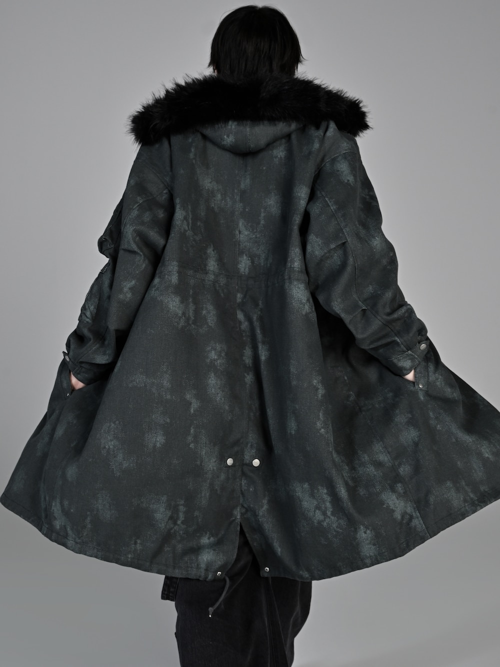 ブラック系のデニムパンツ、グレー系のTシャツ/カットソー、グレー系のモッズコートを着用したメンズの秋コーディネートの4枚目の写真