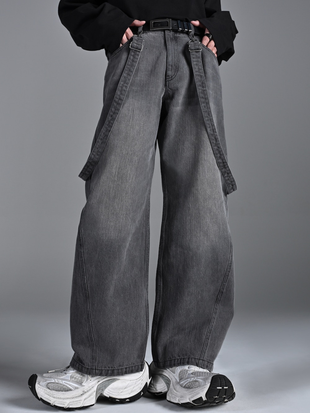 グレー系のスウェット、グレー系のデニムパンツ、ブラック系のスニーカーを着用したメンズの冬コーディネートの5枚目の写真