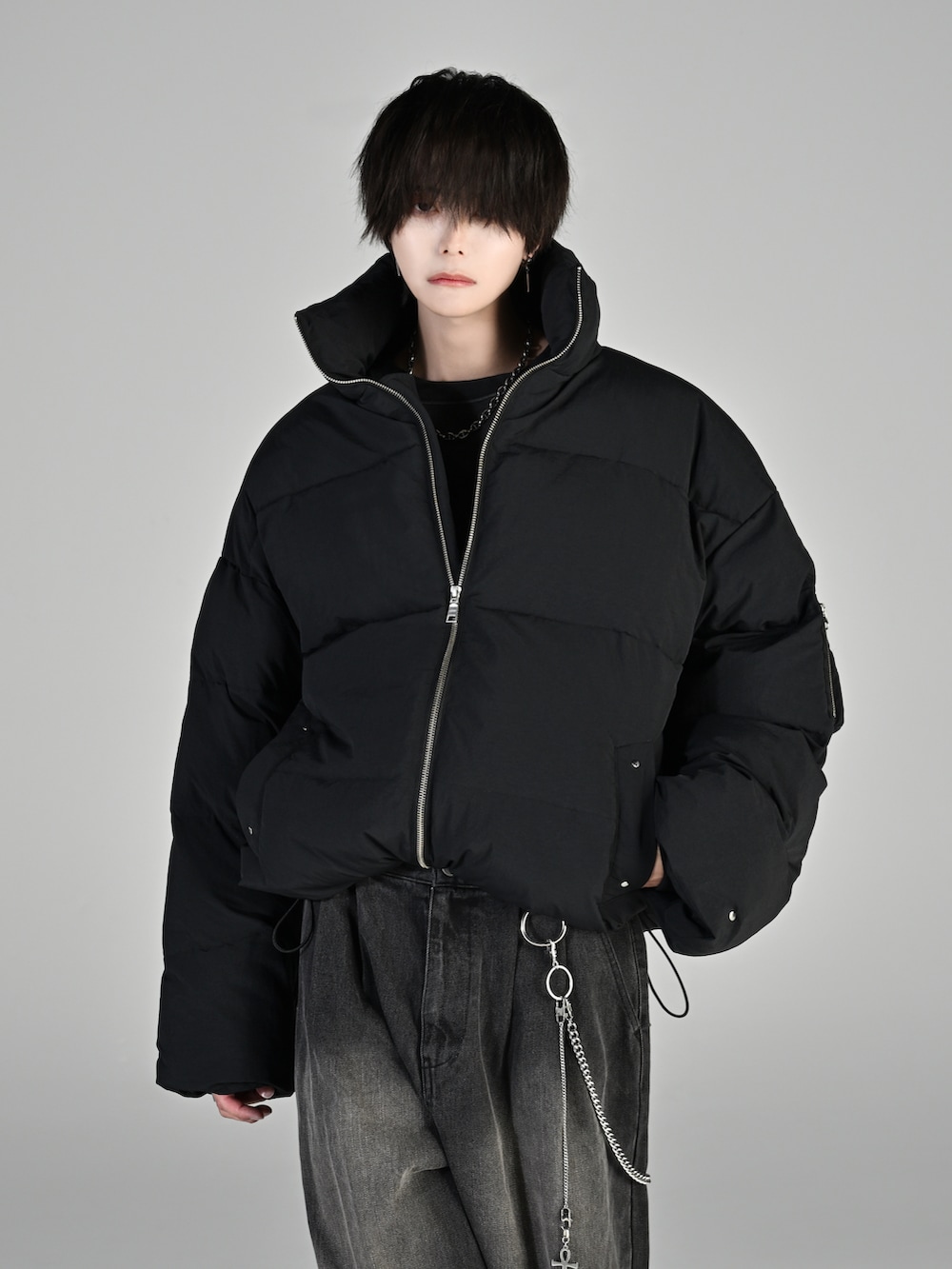 ブラック系のダウンジャケット/コート、ブラック系のTシャツ/カットソー、ブラック系のデニムパンツを着用したメンズの秋コーディネートの4枚目の写真