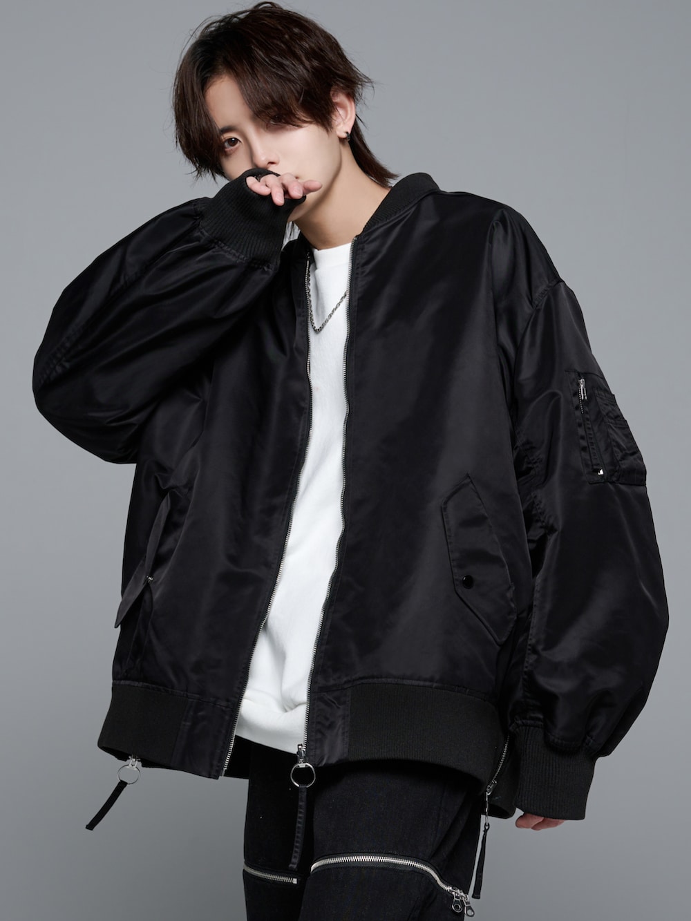 ブラック系のタンクトップ、ブラック系のMA-1、ブルー系のカーゴパンツを着用したメンズの冬コーディネートの4枚目の写真