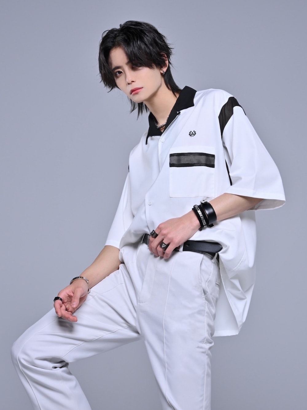 ブラック系のブーツ、ホワイト系のシャツ/ブラウス、グレー系のスラックスを着用したメンズの夏コーディネートの2枚目の写真