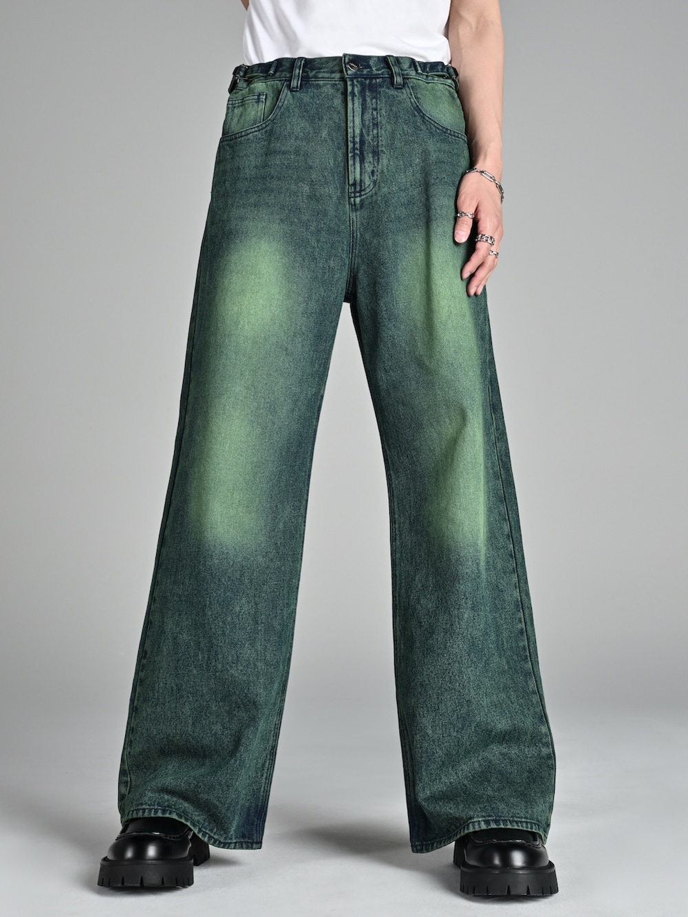 ブルー系のデニムパンツ、ブラック系のローファー、シルバー系のネックレスを着用したメンズの秋コーディネートの4枚目の写真