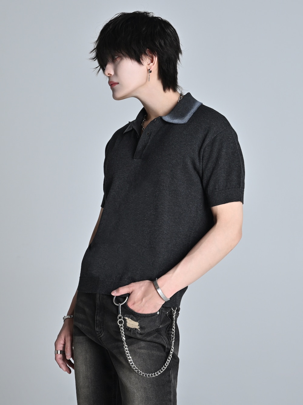 ブラック系のデニムパンツ、ブラック系のブーツ、ブラック系のショルダーバッグを着用したメンズの冬コーディネートの2枚目の写真