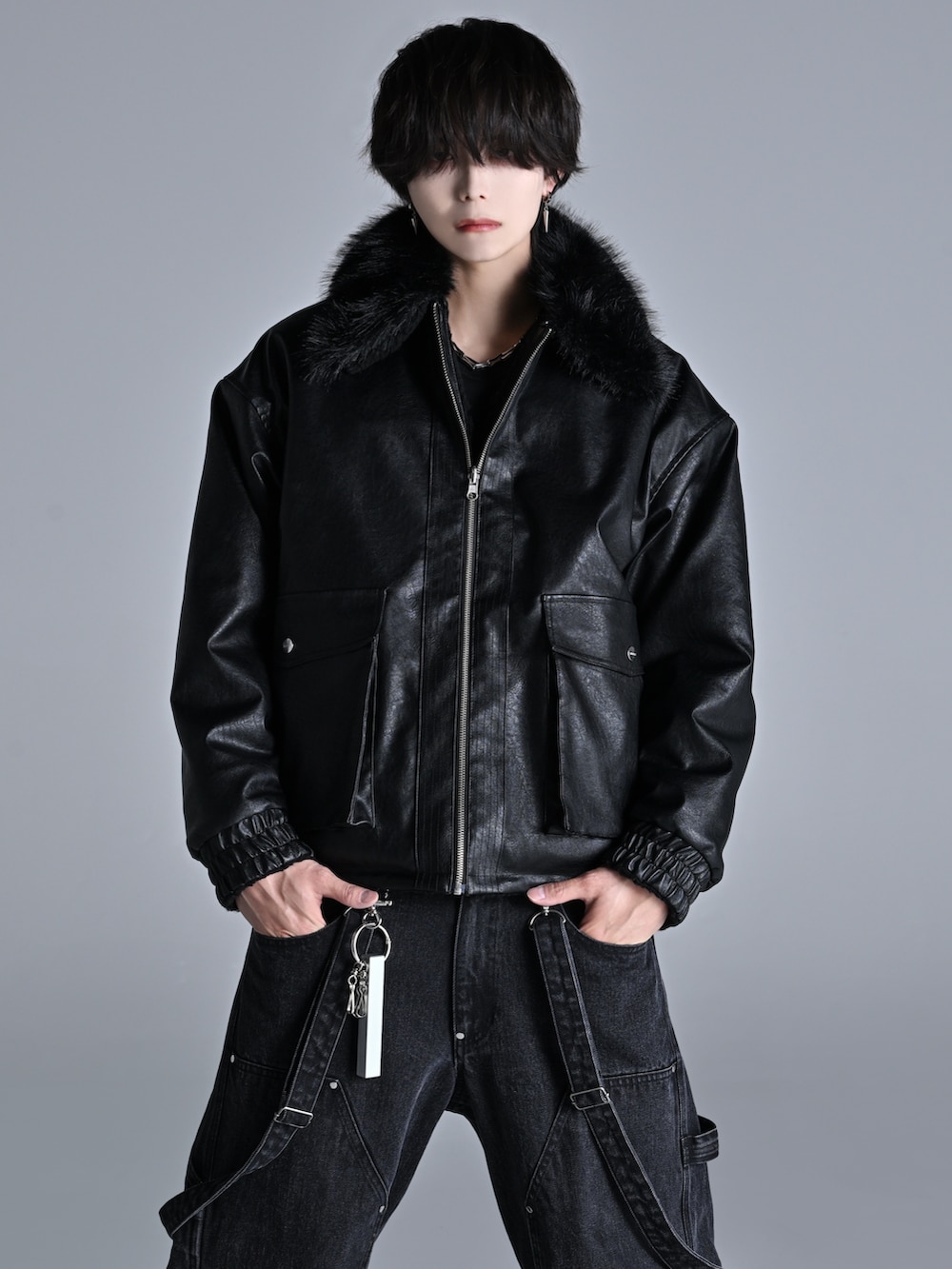 ブラック系のデニムパンツ、ブラック系のTシャツ/カットソー、ブラック系のブルゾンを着用したメンズの秋コーディネートの2枚目の写真