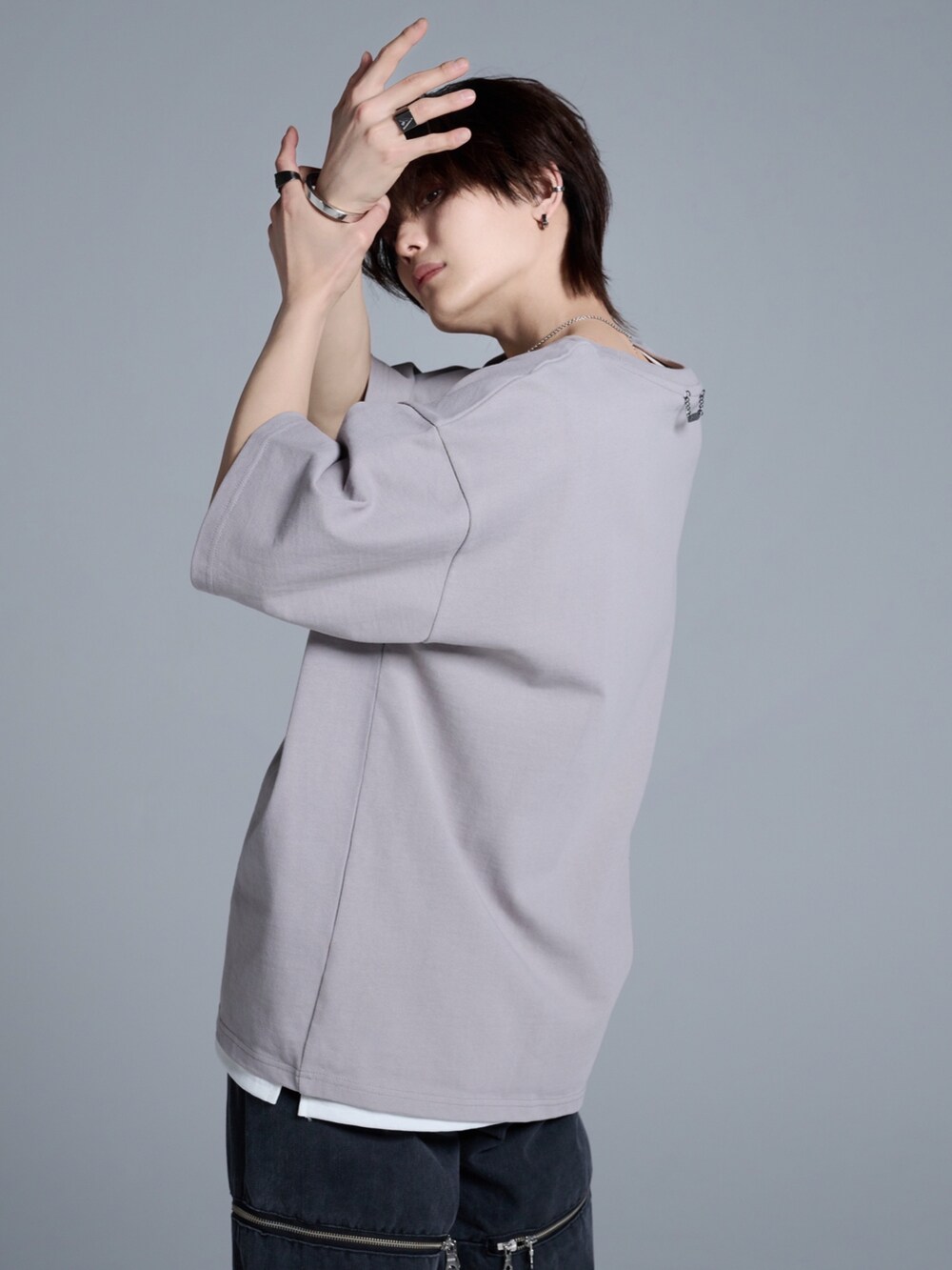 グレー系のデニムパンツ、ブラック系のブーツ、ブラック系のショルダーバッグを着用したメンズの春コーディネートの3枚目の写真