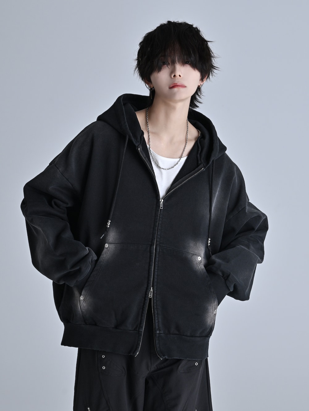 ブラック系のパーカー、ブラック系のその他パンツ、ブラック系のスニーカーを着用したメンズの冬コーディネートの2枚目の写真