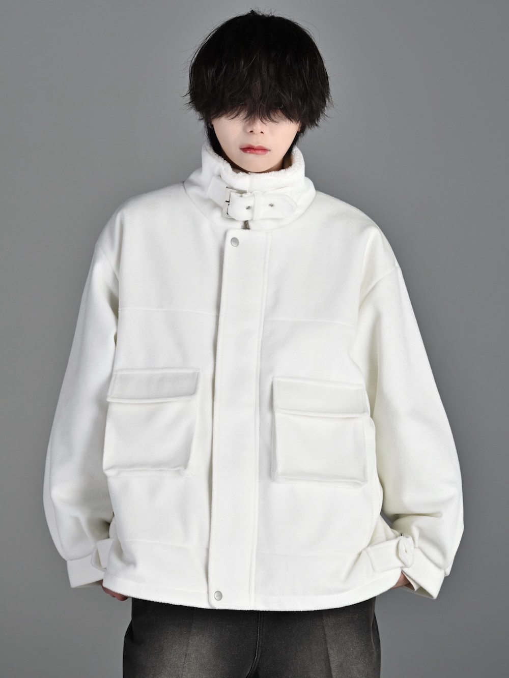 ブラック系のその他パンツ、ブラック系のブーツ、ホワイト系のブルゾンを着用したメンズの冬コーディネートの5枚目の写真