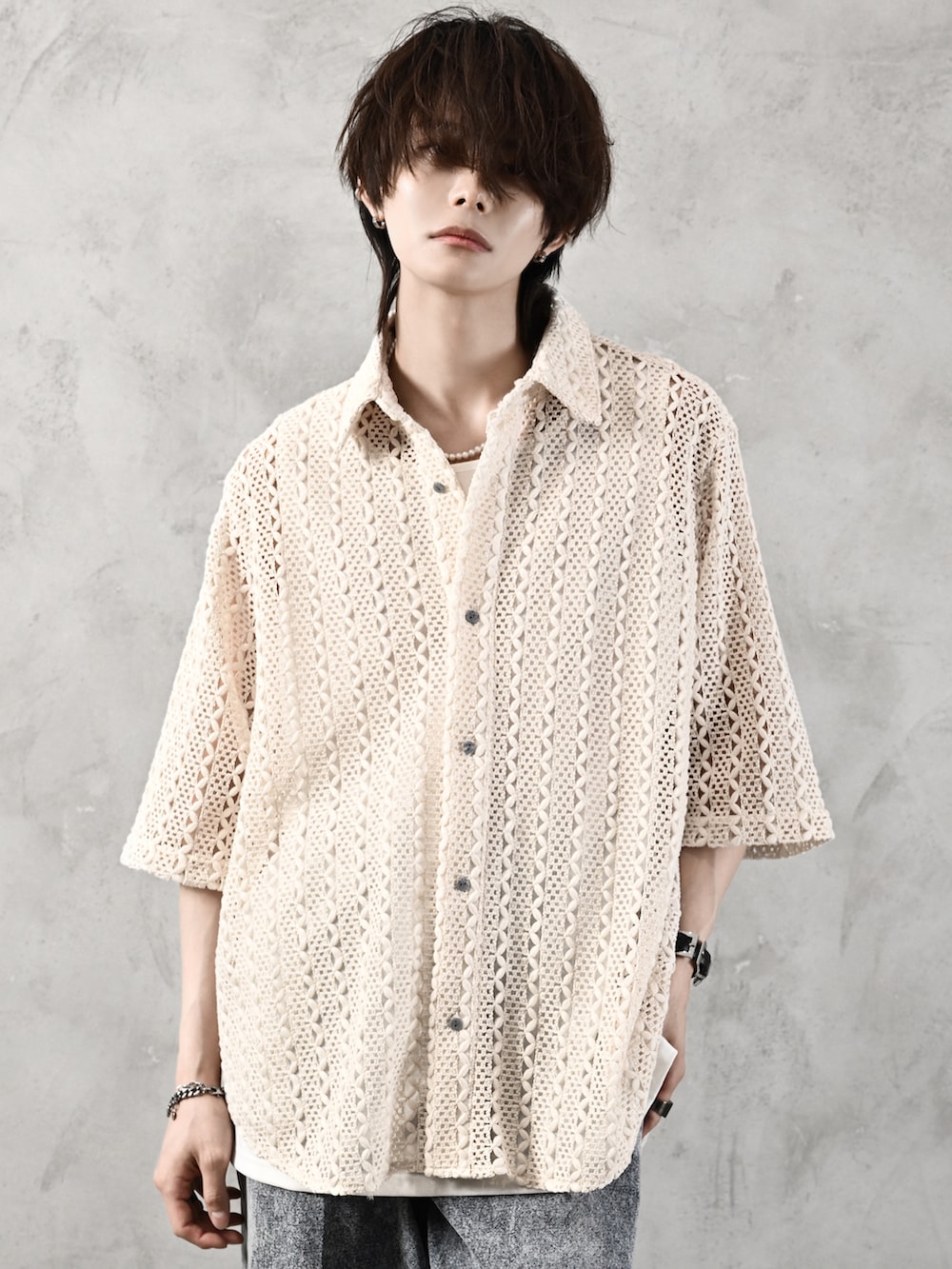 ホワイト系のタンクトップ、ホワイト系のシャツ/ブラウス、シルバー系のバングル/リストバンドを着用したメンズの春コーディネートの2枚目の写真