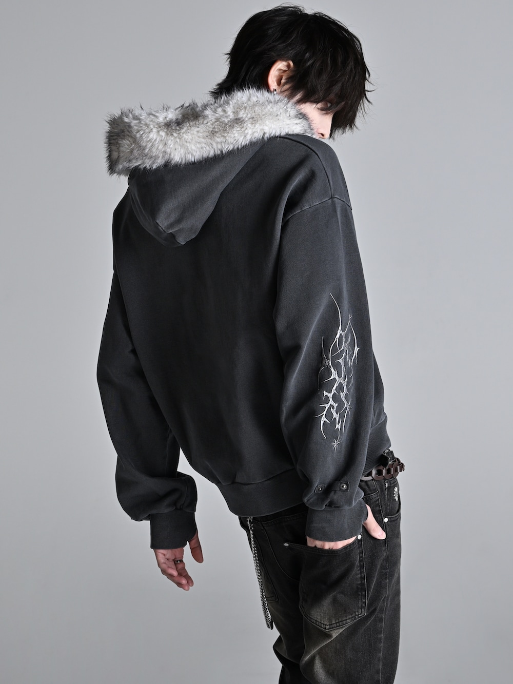 グレー系のスウェットパンツ、ブラック系のパーカー、ブラック系のショルダーバッグを着用したメンズの冬コーディネートの4枚目の写真