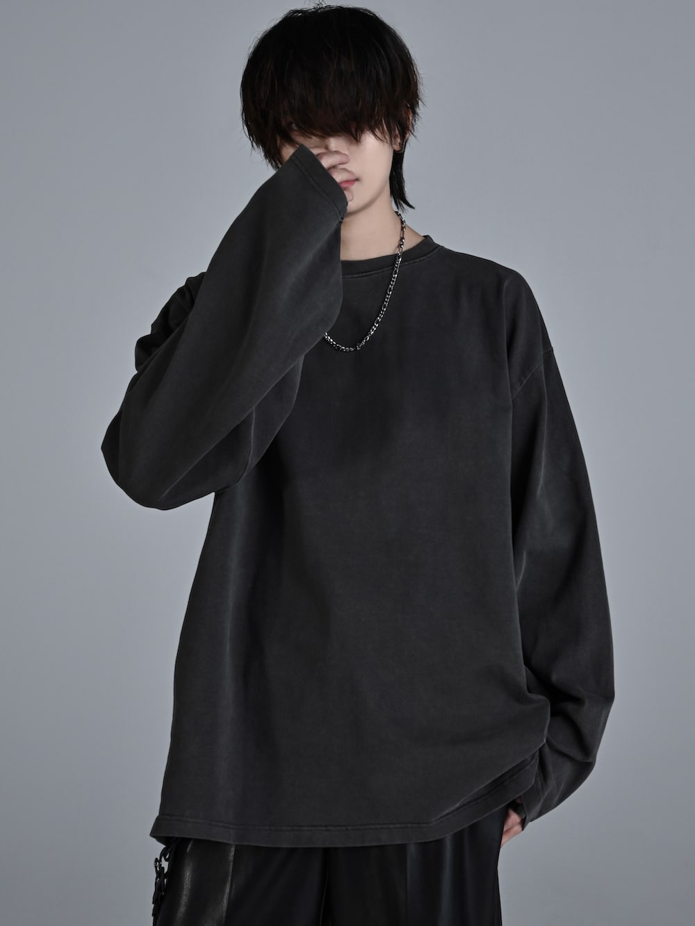 ブラック系のブーツ、ブラック系のショルダーバッグ、ブラック系のその他パンツを着用したメンズの夏コーディネートの2枚目の写真