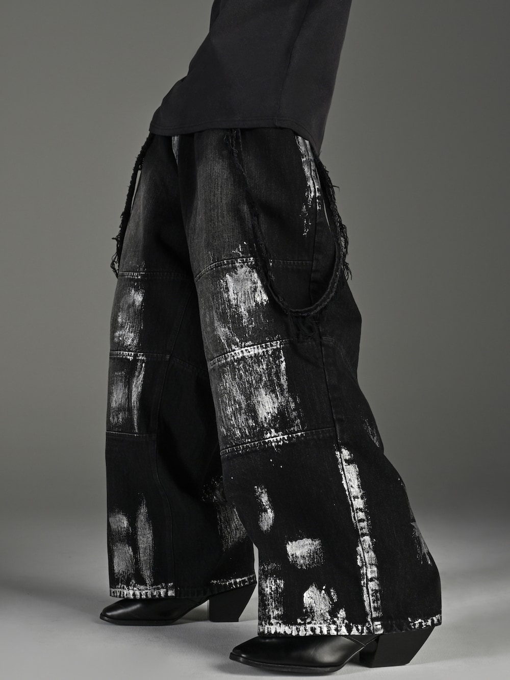 ブラック系のブーツ、ブラック系のデニムパンツ、ブラック系のTシャツ/カットソーを着用したメンズの春コーディネートの3枚目の写真