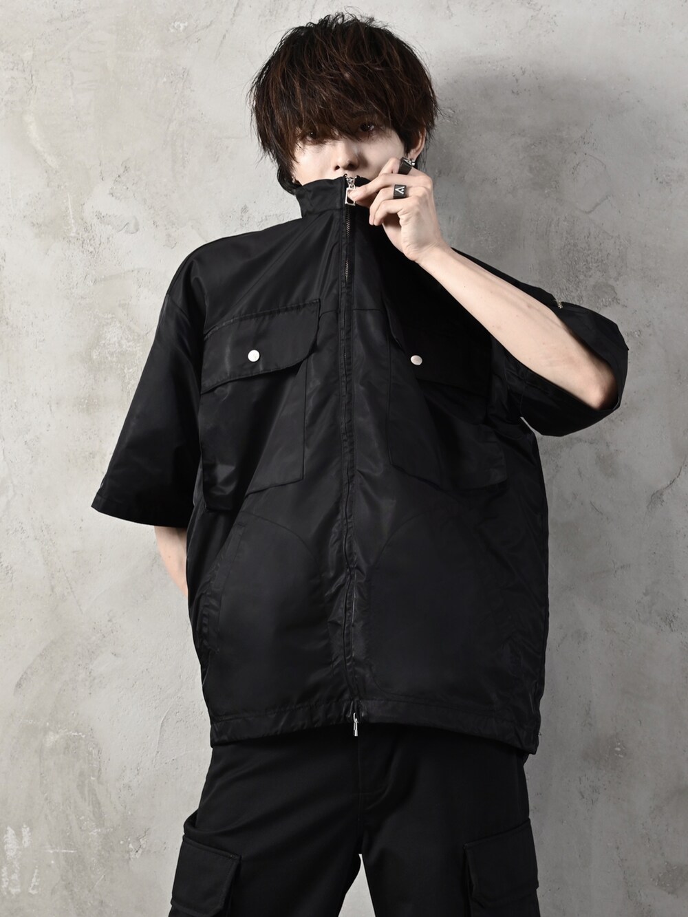 ブラック系のTシャツ/カットソー、ブラック系のシャツ/ブラウス、ブラック系のサンダルを着用したメンズの夏コーディネートの3枚目の写真